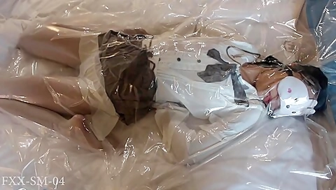 Fxx Sm 04 双马尾小萝莉 白丝 单腿吊缚 滴蜡 淋上充满爱意的液体 行李箱打包 谁来带走？ 1